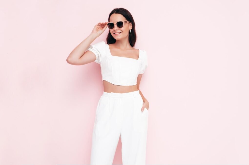 que mettre avec un pantalon blanc femme